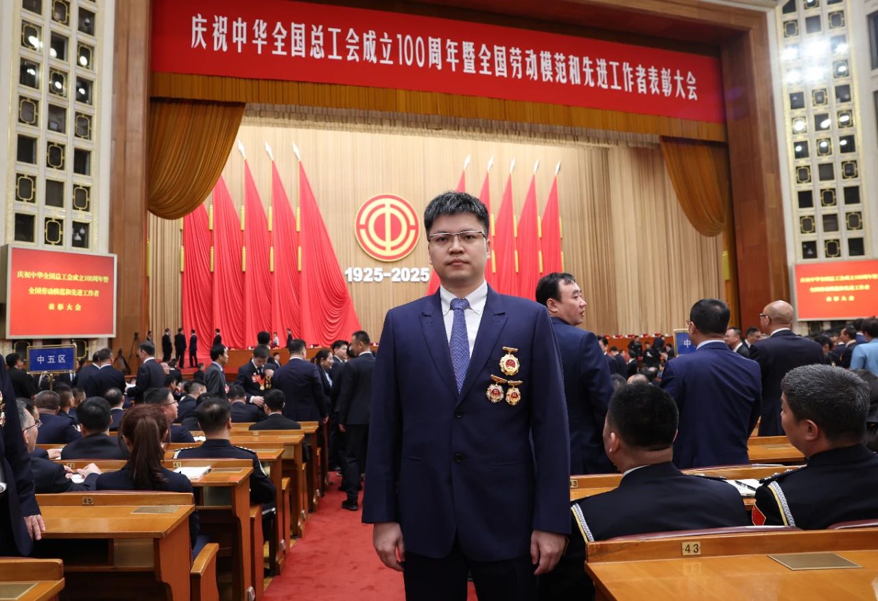 崔巍在人民大會(huì)堂接受“全國(guó)勞動(dòng)模范”榮譽(yù)表彰！